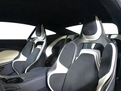 Used 2024 Aston Martin DB12 Coupe RWD image 16