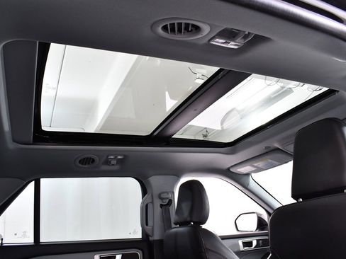 Used 2022 Ford Explorer XLT w/ Equipment Group 202A image 18