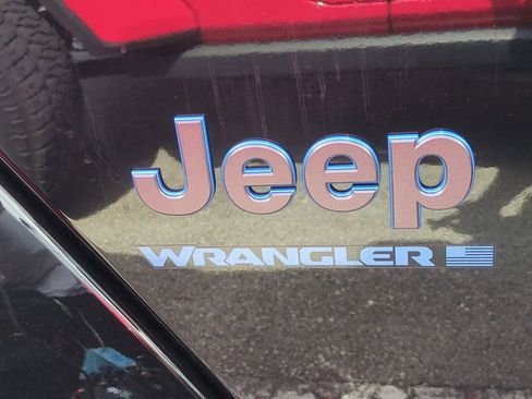 Used 2025 Jeep Wrangler Unlimited Sahara AWD/4WD image 32