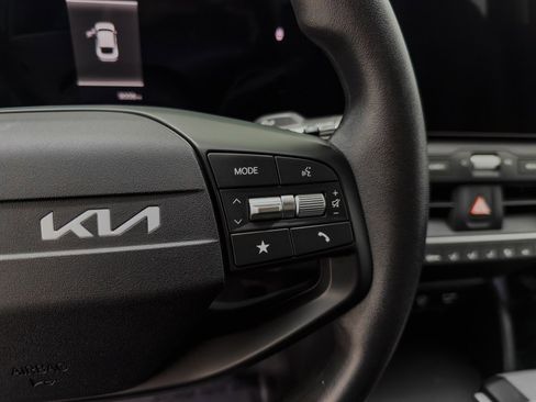 Used 2025 Kia K4 LX image 26