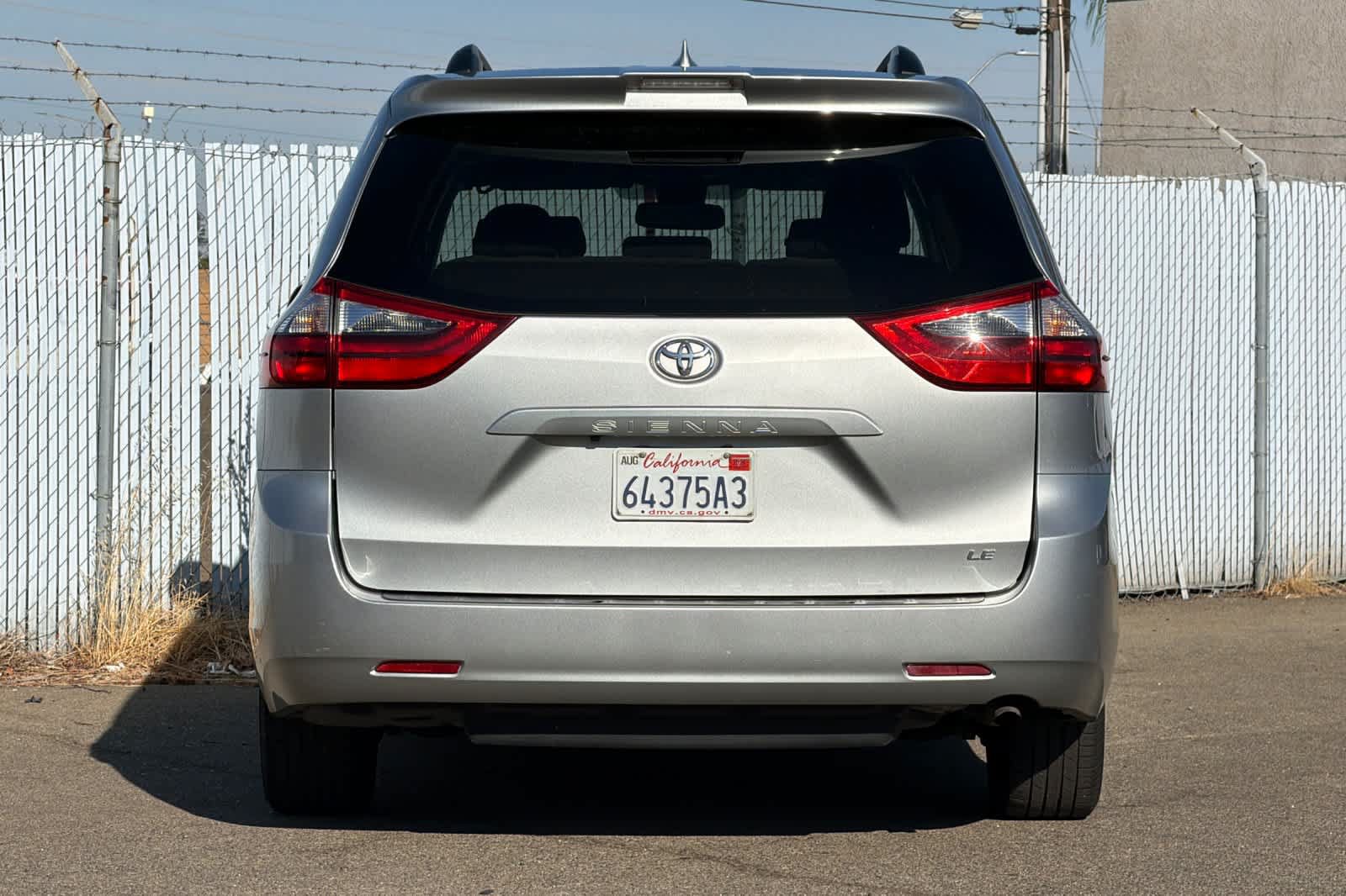 Used 2020 Toyota Sienna LE w/ LE Preferred Package FWD image 4