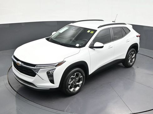 Used 2025 Chevrolet Trax LT FWD image 15