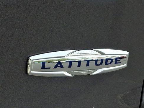 Used 2018 Jeep Cherokee Latitude Plus AWD/4WD image 35