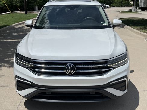 Used 2023 Volkswagen Tiguan SE w/ Panoramic Sunroof Package FWD image 3