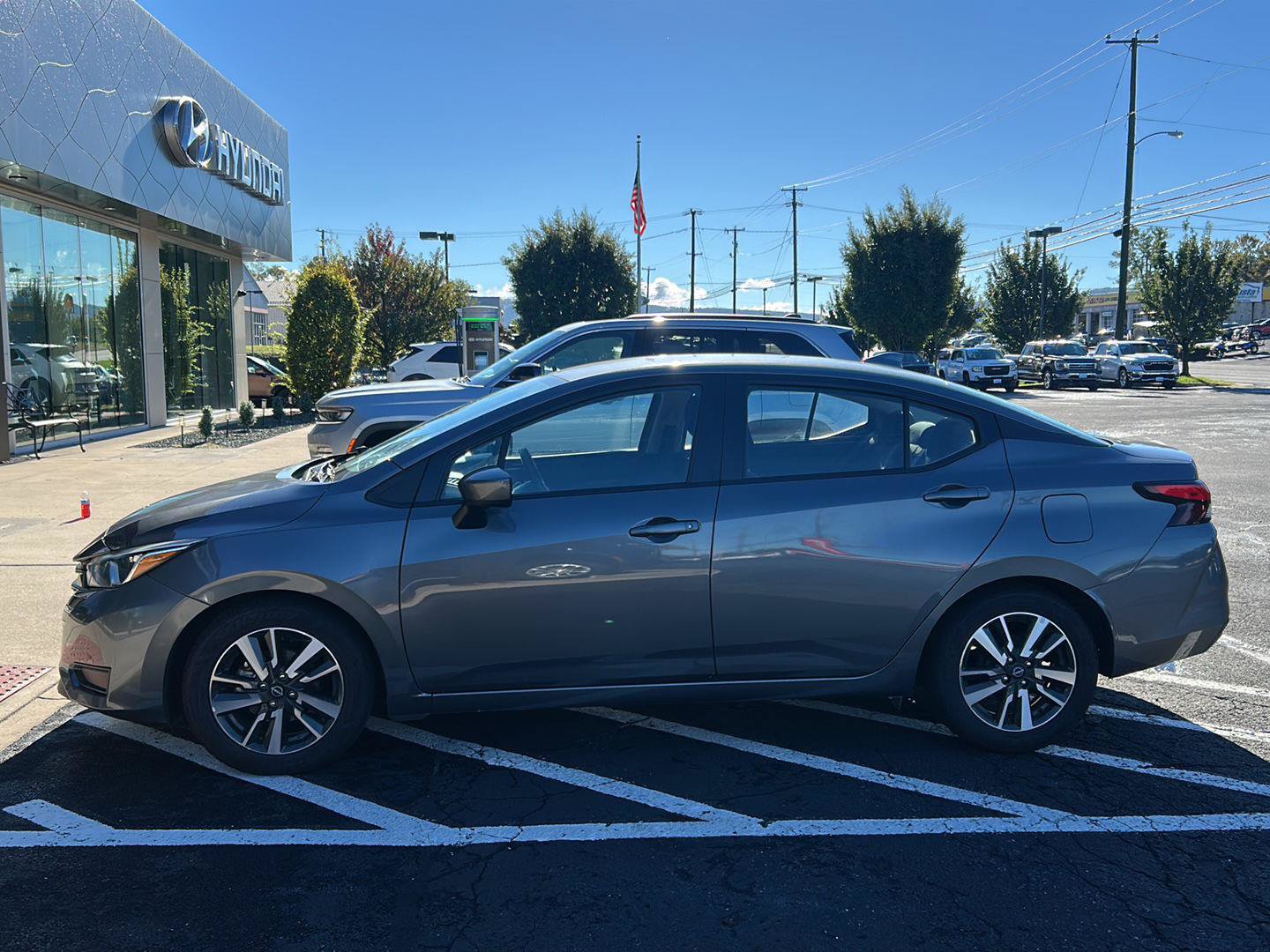Used 2024 Nissan Versa SV FWD image 3
