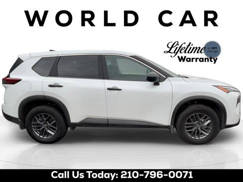 Used 2025 Nissan Rogue S image 2