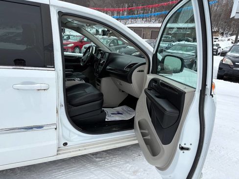 Used 2013 Chrysler Town & Country Touring image 13