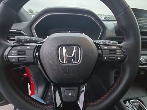 Used 2025 Honda Pilot Black Edition image 17