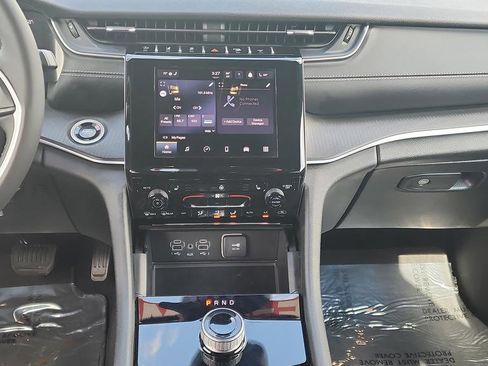 Used 2025 Jeep Grand Cherokee Altitude image 12