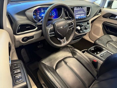 Used 2023 Chrysler Pacifica Touring-L image 20