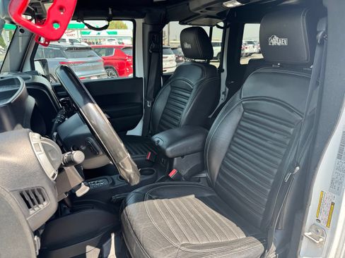 Used 2016 Jeep Wrangler Unlimited Rubicon w/ Connectivity Group AWD/4WD image 6