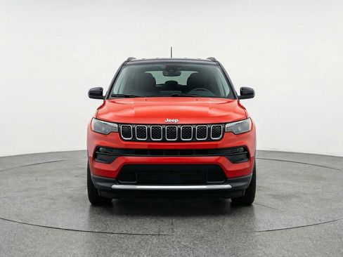 Used 2025 Jeep Compass Limited AWD/4WD image 2