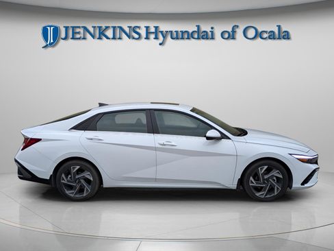 Used 2025 Hyundai Elantra SEL image 2