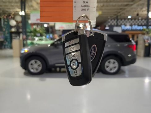 Used 2023 Ford Explorer XLT w/ Equipment Group 202A AWD/4WD image 4