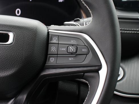 New 2025 Jeep Grand Cherokee L Laredo image 10