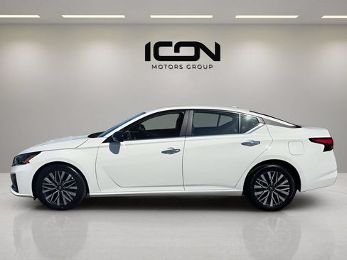 Used 2025 Nissan Altima 2.5 SV FWD image 2