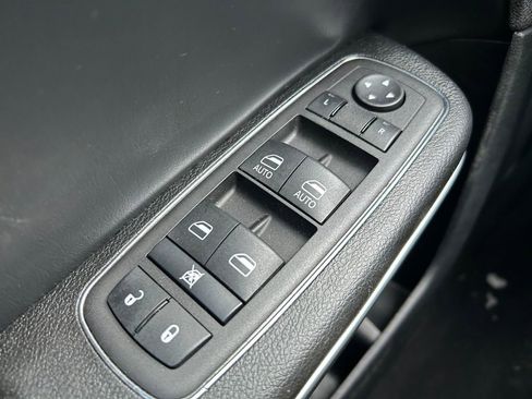 Certified 2023 Chrysler 300 Touring w/ Sport Appearance Package image 15