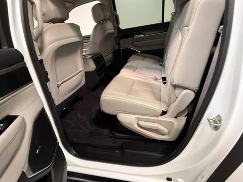 Used 2024 Jeep Wagoneer L Series II w/ Flexible Seating Group AWD/4WD image 47