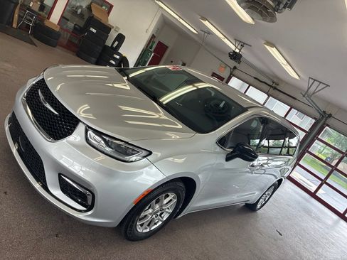 Certified 2024 Chrysler Pacifica Touring-L FWD image 7