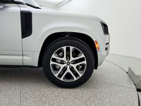 Certified 2022 Land Rover Defender 110 XS Edition image 31