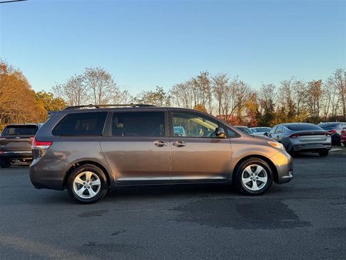 Used 2013 Toyota Sienna LE image 7