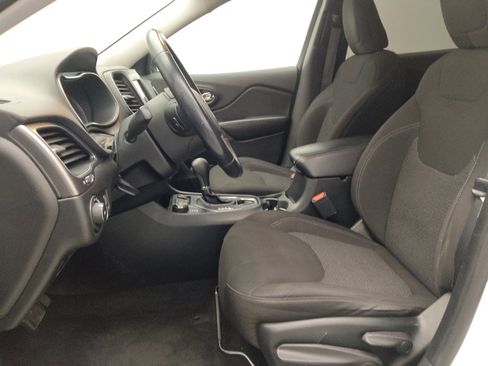 Used 2019 Jeep Cherokee Latitude w/ Cold Weather Group image 17