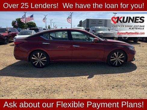 Used 2020 Nissan Altima 2.0 Platinum FWD image 2