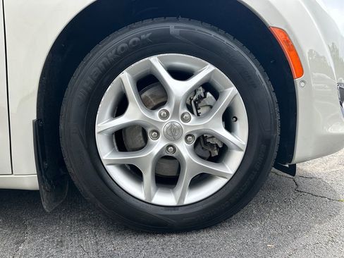 Used 2020 Chrysler Pacifica Touring-L Plus w/ Tire & Wheel Group FWD image 13