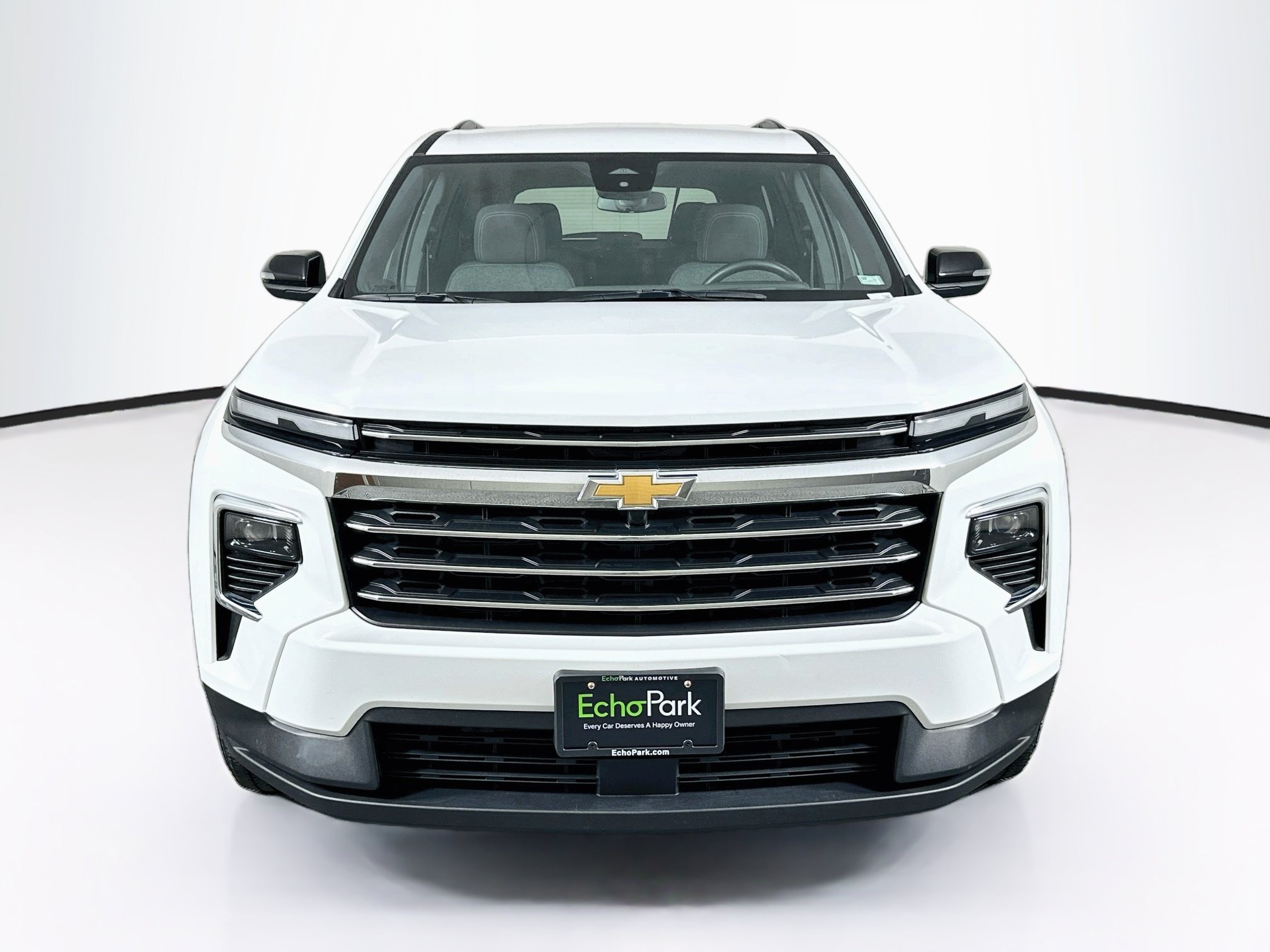 Used 2025 Chevrolet Traverse LT FWD image 2