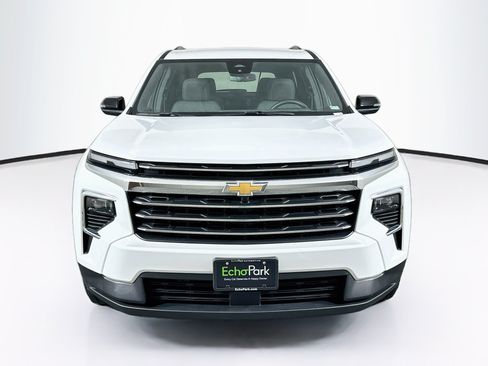 Used 2025 Chevrolet Traverse LT FWD image 2