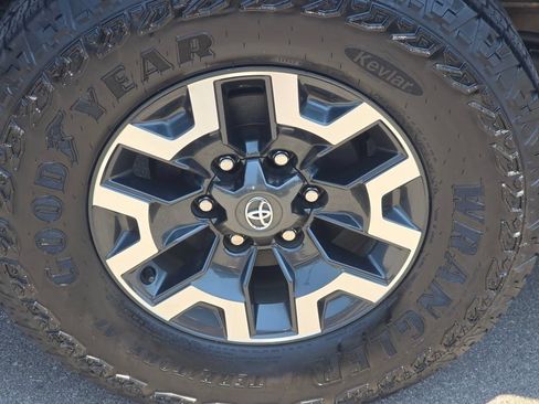 Used 2022 Toyota Tacoma TRD Off-Road w/ Technology Package AWD/4WD image 15