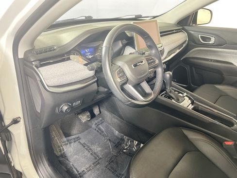 Used 2022 Jeep Compass Latitude w/ Sun and Sound Group AWD/4WD image 9