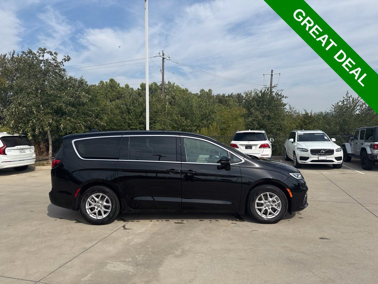 Used 2024 Chrysler Pacifica Touring-L FWD image 4