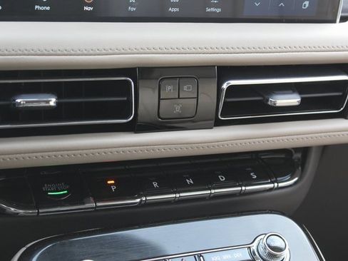 Certified 2022 Lincoln Nautilus Reserve image 25