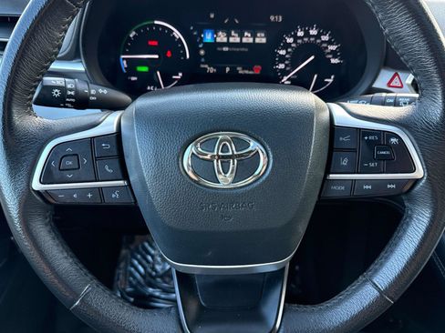 Used 2025 Toyota Sienna XLE FWD image 26