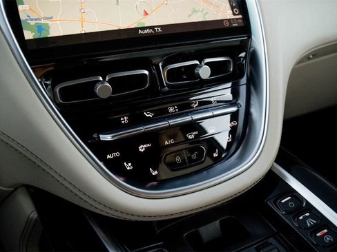 Used 2022 Aston Martin DBX image 24