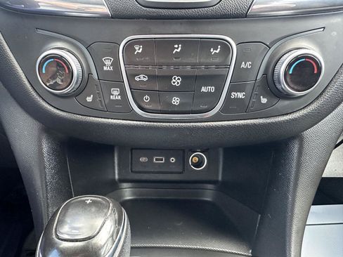 Used 2019 Chevrolet Equinox LT w/ Driver Convenience Package FWD image 47