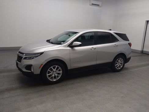 Used 2022 Chevrolet Equinox LT w/ Driver Convenience Package image 2