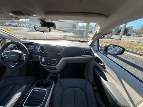 Used 2024 Chrysler Pacifica Touring-L image 19