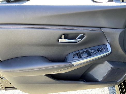 Certified 2025 Nissan Sentra SR w/ Midnight Edition image 9