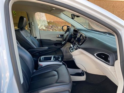 Used 2024 Chrysler Pacifica Limited FWD image 44