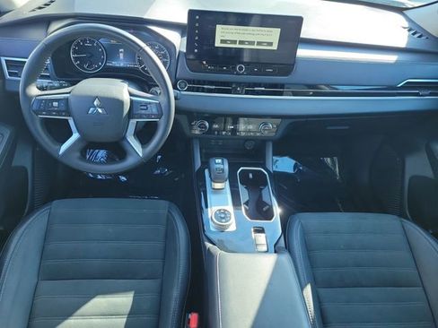Used 2025 Mitsubishi Outlander SE image 18