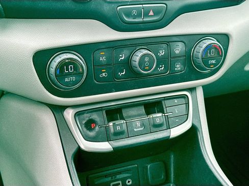 Used 2022 GMC Terrain SLT w/ Infotainment Package II FWD image 16