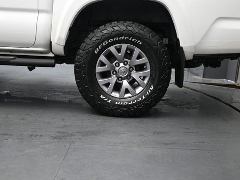 Used 2019 Toyota Tacoma SR5 AWD/4WD image 14