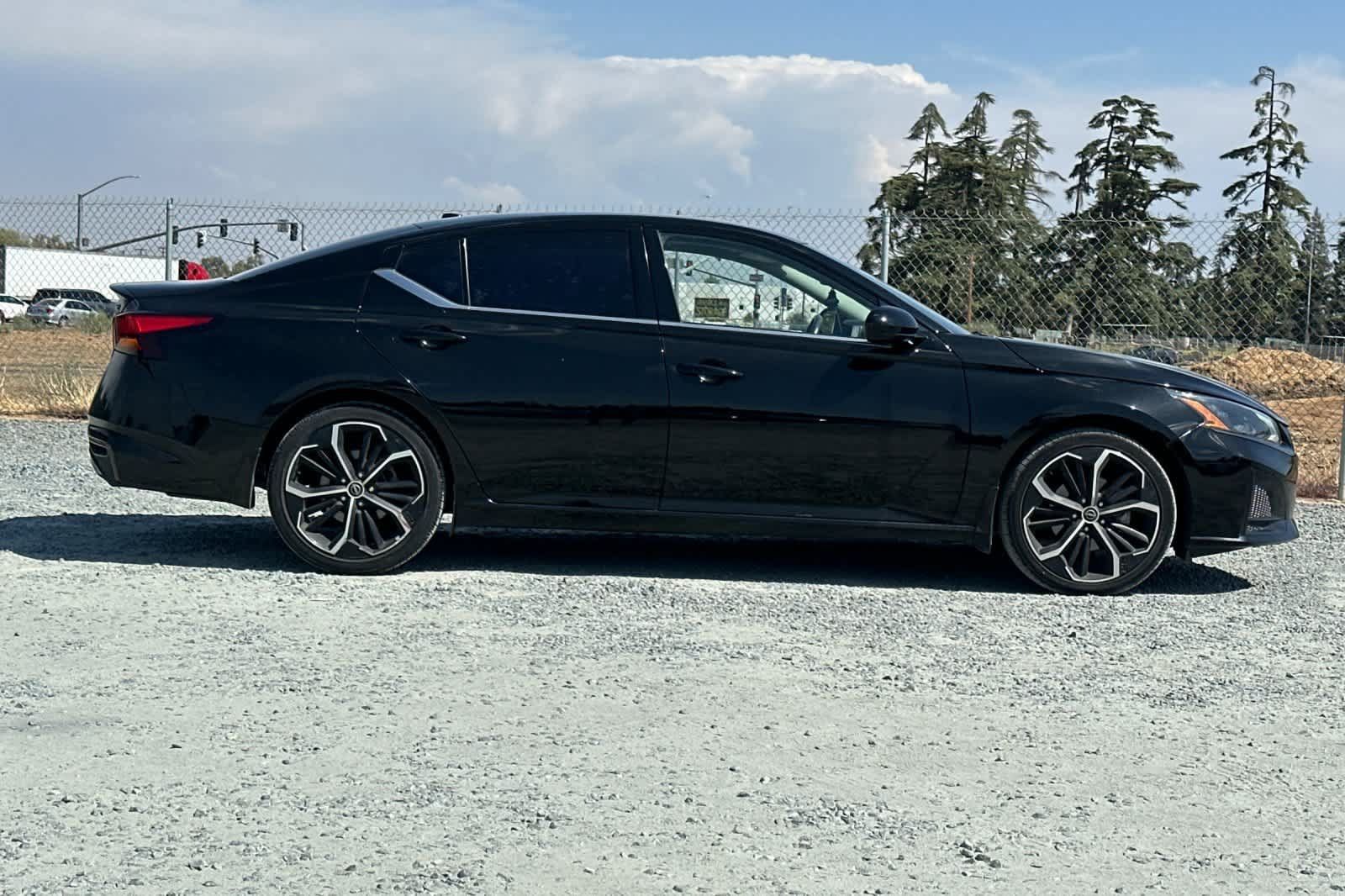 Used 2023 Nissan Altima 2.5 SR FWD image 9