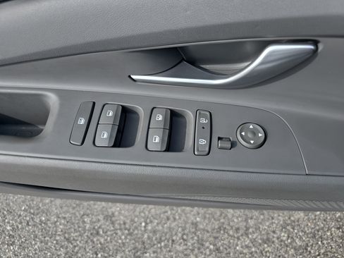 Used 2025 Hyundai Elantra SEL image 28