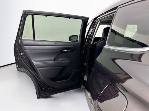 Used 2022 Toyota Highlander XLE image 26