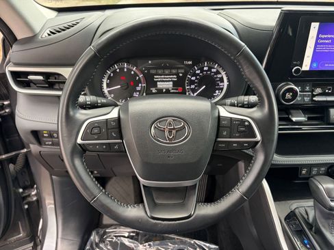 Used 2025 Toyota Highlander LE FWD image 29