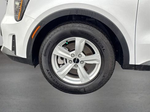 Certified 2025 Kia Sorento LX image 12