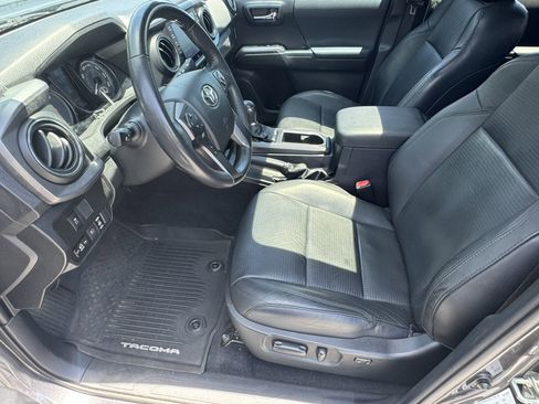 Used 2021 Toyota Tacoma TRD Sport w/ TRD Premium Sport Package AWD/4WD image 9